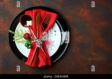 Weihnachts- und Neujahrstisch mit Platz zum Kopieren, Teller. Stockfoto