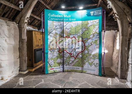 Das Bild zeigt das Informationboard auf dem Schlachtfeld von Culloden Moor in der Nähe von Inverness, wo die Clans 1746 die Schlacht mit den Engländern verloren haben Stockfoto