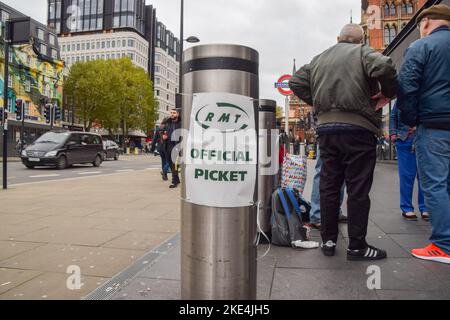 London, Großbritannien. 10.. November 2022. Die GMT-Streiklinie vor der U-Bahnstation King's Cross St Pancras, während ein weiterer U-Bahnstreik die Fahrt in der Hauptstadt stört. Kredit: Vuk Valcic/Alamy Live Nachrichten Stockfoto