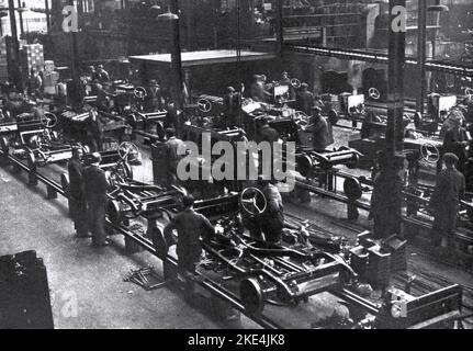 Die Hauptmontagelinie in der Cowley-Fabrik, c1935. William Morris (1877-1963) eröffnete 1913 eine Fabrik am ehemaligen Oxford Military College in Cowley, Oxford, Großbritannien. Morris Motors Limited war ein britisches Kraftfahrzeugunternehmen, das 1919 gegründet wurde, um die Vermögenswerte von WRM Motors Limited von William Morris zu übernehmen. Bis 1926 machte seine Produktion 42 % der britischen Automobilproduktion aus. Stockfoto