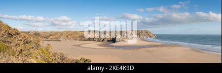 Panorama der Three Cliffs Bay bei Ebbe auf Gower, Glamorgan, Wales, Großbritannien Stockfoto