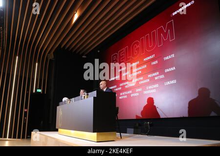 Tubize, Belgien. 10.. November 2022. Roberto Martinez (R), Cheftrainer der belgischen Fußballnationalmannschaft, spricht auf einer Pressekonferenz, als er die 26-Spieler-Mannschaft der belgischen Nationalmannschaft in Tubize, Belgien, am 10. November 2022 ankündigt. Quelle: Zheng Huansong/Xinhua/Alamy Live News Stockfoto