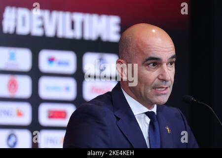 Tubize, Belgien. 10.. November 2022. Roberto Martinez, Cheftrainer der belgischen Fußballnationalmannschaft, spricht auf einer Pressekonferenz, als er die 26-Spieler-Mannschaft der belgischen Nationalmannschaft in Tubize, Belgien, am 10. November 2022 ankündigt. Quelle: Zheng Huansong/Xinhua/Alamy Live News Stockfoto