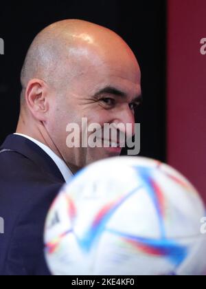 Tubize, Belgien. 10.. November 2022. Der Cheftrainer der belgischen Fußballnationalmannschaft, Roberto Martinez, bereitet sich darauf vor, die 26-Spieler-Mannschaft der belgischen Nationalmannschaft während einer Pressekonferenz am 10. November 2022 in Tubize, Belgien, bekannt zu geben. Quelle: Zheng Huansong/Xinhua/Alamy Live News Stockfoto