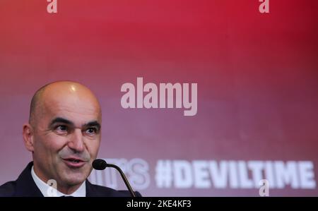 Tubize, Belgien. 10.. November 2022. Roberto Martinez, Cheftrainer der belgischen Fußballnationalmannschaft, spricht auf einer Pressekonferenz, als er die 26-Spieler-Mannschaft der belgischen Nationalmannschaft in Tubize, Belgien, am 10. November 2022 ankündigt. Quelle: Zheng Huansong/Xinhua/Alamy Live News Stockfoto