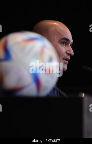 Tubize, Belgien. 10.. November 2022. Roberto Martinez, Cheftrainer der belgischen Fußballnationalmannschaft, spricht auf einer Pressekonferenz, als er die 26-Spieler-Mannschaft der belgischen Nationalmannschaft in Tubize, Belgien, am 10. November 2022 ankündigt. Quelle: Zheng Huansong/Xinhua/Alamy Live News Stockfoto