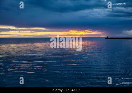 Seepier mit einem Leuchtturm vor der Kulisse Stockfoto