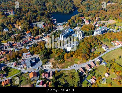 Luftaufnahme des Sovata Resorts - Rumänien im Herbst Stockfoto