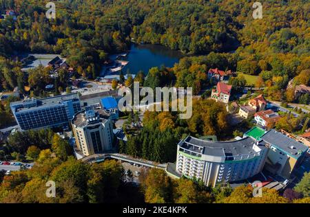 Luftaufnahme des Sovata Resorts - Rumänien im Herbst Stockfoto