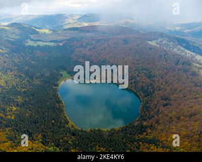 Luftlandschaft des Sees Saint Ana - Rumänien in autu Stockfoto