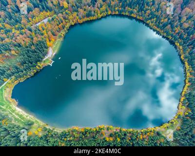 Luftlandschaft des Sees Saint Ana - Rumänien in autu Stockfoto