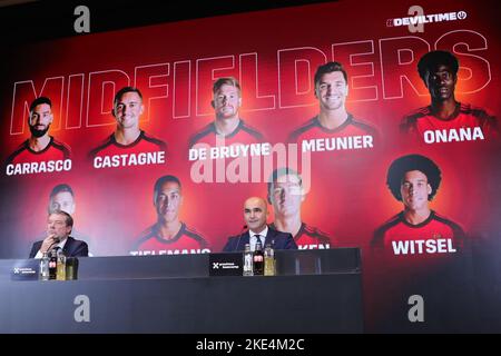 Tubize, Belgien. 10.. November 2022. Roberto Martinez (R), Cheftrainer der belgischen Fußballnationalmannschaft, spricht auf einer Pressekonferenz, als er die 26-Spieler-Mannschaft der belgischen Nationalmannschaft in Tubize, Belgien, am 10. November 2022 ankündigt. Quelle: Zheng Huansong/Xinhua/Alamy Live News Stockfoto