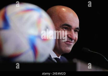 Tubize, Belgien. 10.. November 2022. Roberto Martinez, Cheftrainer der belgischen Fußballnationalmannschaft, spricht auf einer Pressekonferenz, als er die 26-Spieler-Mannschaft der belgischen Nationalmannschaft in Tubize, Belgien, am 10. November 2022 ankündigt. Quelle: Zheng Huansong/Xinhua/Alamy Live News Stockfoto