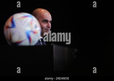 Tubize, Belgien. 10.. November 2022. Roberto Martinez, Cheftrainer der belgischen Fußballnationalmannschaft, spricht auf einer Pressekonferenz, als er die 26-Spieler-Mannschaft der belgischen Nationalmannschaft in Tubize, Belgien, am 10. November 2022 ankündigt. Quelle: Zheng Huansong/Xinhua/Alamy Live News Stockfoto