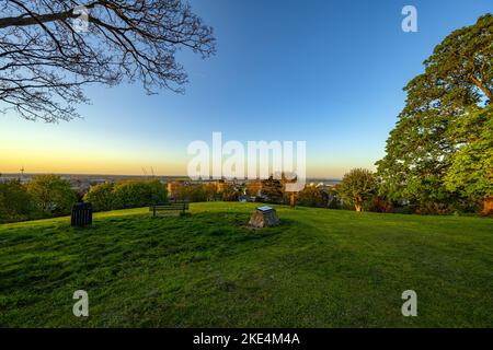 Der Blick nach Norden über die Themse in Richtung Essex, von Windmill Gravesend Kent bei Sunset Stockfoto