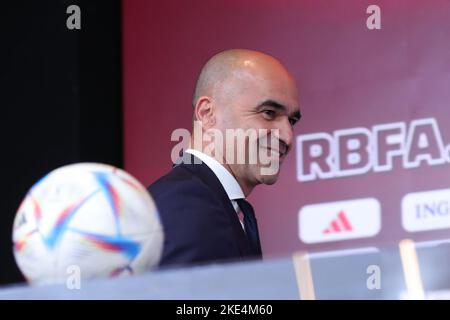 Tubize, Belgien. 10.. November 2022. Der Cheftrainer der belgischen Fußballnationalmannschaft, Roberto Martinez, bereitet sich darauf vor, die 26-Spieler-Mannschaft der belgischen Nationalmannschaft während einer Pressekonferenz am 10. November 2022 in Tubize, Belgien, bekannt zu geben. Quelle: Zheng Huansong/Xinhua/Alamy Live News Stockfoto