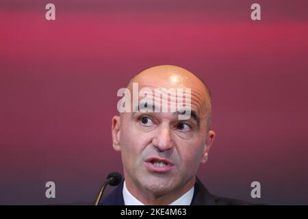 Tubize, Belgien. 10.. November 2022. Roberto Martinez, Cheftrainer der belgischen Fußballnationalmannschaft, spricht auf einer Pressekonferenz, als er die 26-Spieler-Mannschaft der belgischen Nationalmannschaft in Tubize, Belgien, am 10. November 2022 ankündigt. Quelle: Zheng Huansong/Xinhua/Alamy Live News Stockfoto