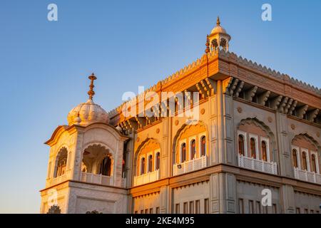 Die Westfront des neuen Sikh Gurdwara in Gravesend Kent, bei Sonnenuntergang Stockfoto