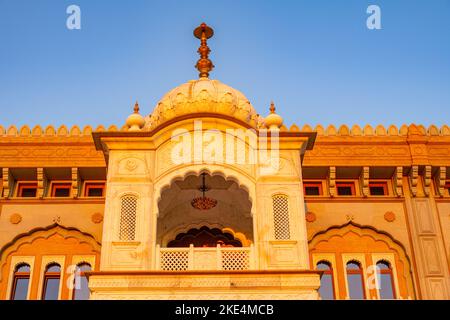 Die Westfront des neuen Sikh Gurdwara in Gravesend Kent, bei Sonnenuntergang Stockfoto