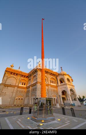 Die Westfront des neuen Sikh Gurdwara in Gravesend Kent, bei Sonnenuntergang Stockfoto