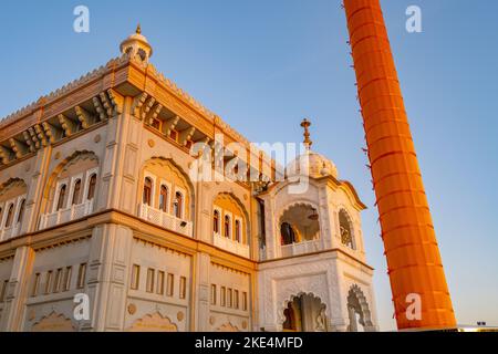 Die Westfront des neuen Sikh Gurdwara in Gravesend Kent, bei Sonnenuntergang Stockfoto