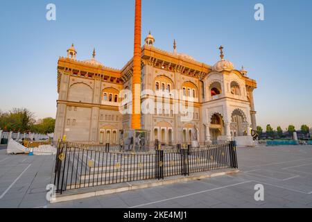 Die Westfront des neuen Sikh Gurdwara in Gravesend Kent, bei Sonnenuntergang Stockfoto