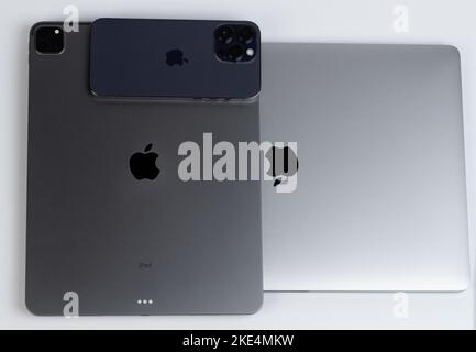 New york, USA - 8. November 2022: Neues Apple macbook, ipad und iphone liegen auf weißem Hintergrund Stockfoto