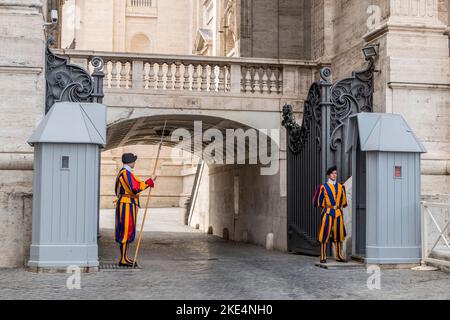 Rom, Italien - 04/10/2018: Zwei schweizer Wachen in der Vatikanstadt Stockfoto