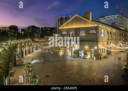 Coal Drops Yard, am Regent's Canal am Kings Cross in London, aufgenommen in der Abenddämmerung an einem Novemberabend. Stockfoto