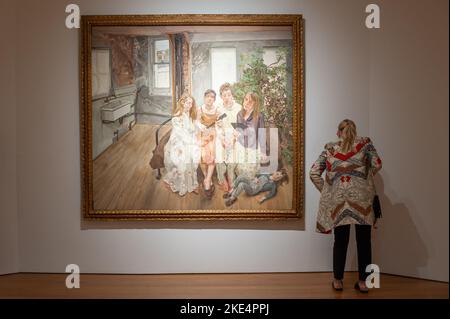 Am 9. November 2022 verkaufte sich dieser Losartikel für $86 Millionen. Lucian Freud (1922-2011) großer Innenraum, W11 (nach Watteau) Öl auf Leinwand 72¼ x 78 Zoll (185,4 x 198,1 cm.) 1981-1983 an der Wand von Visionary gemalt: Die Paul G. Allen Collection wurde am 8. November 2022 in Christie's New York Galleries im Rockefeller Center in New York, NY, präsentiert. Die Auktion soll vom 9. Bis 10. November 2022 stattfinden und hat einen Wert von mehr als $1 Milliarden Euro. Die Sammlung des Philanthropen Paul G. Allen, Mitbegründer von Microsoft, umfasst mehr als 150 Meisterwerke aus 500 Jahren Kunstgeschichte. Alle Erlöse gehen an den ph-wert Stockfoto