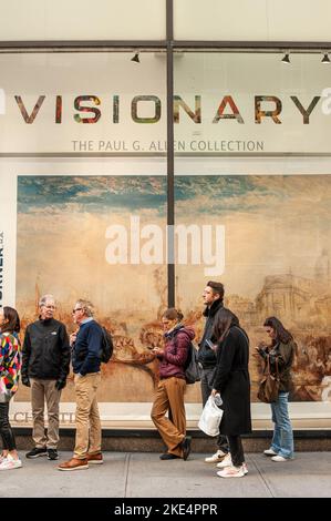 New York, USA. 08.. November 2022. Besucher von Visionary: The Paul G. Allen Collection werden am 8. November 2022 in Christie's New York Galleries im Rockefeller Center in New York, NY, präsentiert. Die Auktion soll vom 9. Bis 10. November 2022 stattfinden und hat einen Wert von mehr als $1 Milliarden Euro. Die Sammlung des Philanthropen Paul G. Allen, Mitbegründer von Microsoft, umfasst mehr als 150 Meisterwerke aus 500 Jahren Kunstgeschichte. Alle Erlöse gehen an die Philanthropie. (Foto: TJ Roth/Sipa USA) Quelle: SIPA USA/Alamy Live News Stockfoto