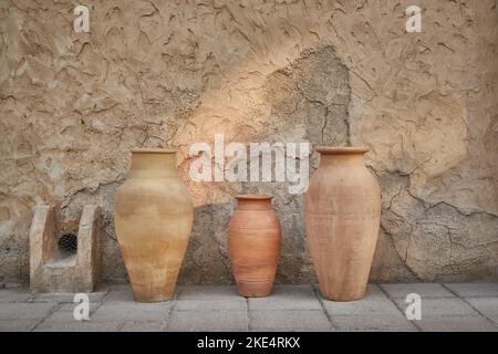 Erdtöpfe in der Nähe des alten historischen Gebäudes in Al Seef, Dubai, VAE - Stockfoto