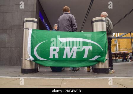 London, Großbritannien. 10.. November 2022. Die GMT-Streiklinie vor der U-Bahnstation King's Cross St Pancras, während ein weiterer U-Bahnstreik die Fahrt in der Hauptstadt stört. Kredit: Vuk Valcic/Alamy Live Nachrichten Stockfoto