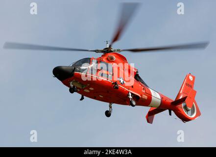 Ein Eurocopter der Küstenwache HH-65C fliegt über Bridgeton, New Jersey Stockfoto