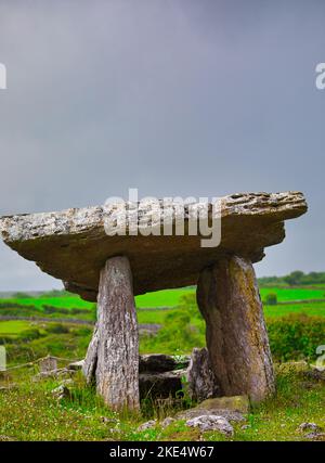 Poulnabrone Dolmen ein großes Dolmen-Portal-Grab aus der Jungsteinzeit, The Burren, County Clare, Irland Stockfoto