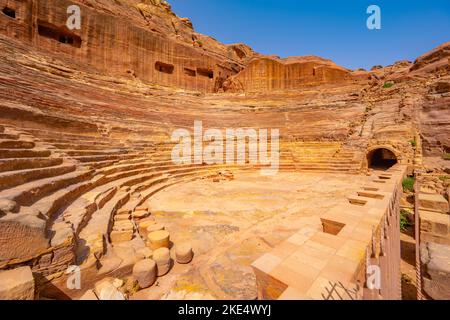 Das Theater in Petra Jordan wurde aus dem festen Felsen geschnitten Stockfoto