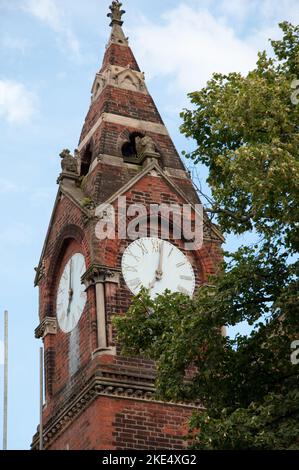 Clock Tower, Highgate School Chapel, Highgate School (1565), Highgate, London, VEREINIGTES KÖNIGREICH. Einer der teuersten Vororte Londons, Highgate, war ursprünglich ein Stockfoto