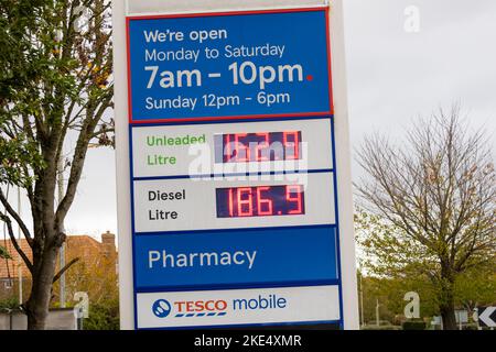 Ashford, Kent, Großbritannien. 10.. November 2022. Die Diskrepanz bei den Kosten für Dieselkraftstoff und bleifreies Benzin setzt sich mit einem Preisunterschied von 24 Pence an dieser Tesco-Tankstelle fort. Foto: Paul Lawrenson/Alamy Live News Stockfoto