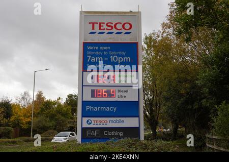 Ashford, Kent, Großbritannien. 10.. November 2022. Die Diskrepanz bei den Kosten für Dieselkraftstoff und bleifreies Benzin setzt sich mit einem Preisunterschied von 24 Pence an dieser Tesco-Tankstelle fort. Foto: Paul Lawrenson/Alamy Live News Stockfoto