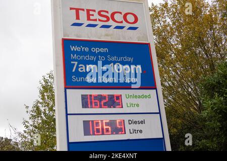 Ashford, Kent, Großbritannien. 10.. November 2022. Die Diskrepanz bei den Kosten für Dieselkraftstoff und bleifreies Benzin setzt sich mit einem Preisunterschied von 24 Pence an dieser Tesco-Tankstelle fort. Foto: Paul Lawrenson/Alamy Live News Stockfoto