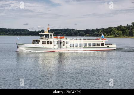 Ein Touristenschiff auf dem Chiemsee in Bayern, Deutschland Stockfoto