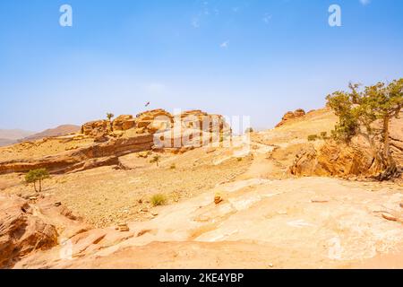 Die Wege zur Aussicht weisen über Ad-Deir hinaus auf das Kloster in Petra Jordanien Stockfoto