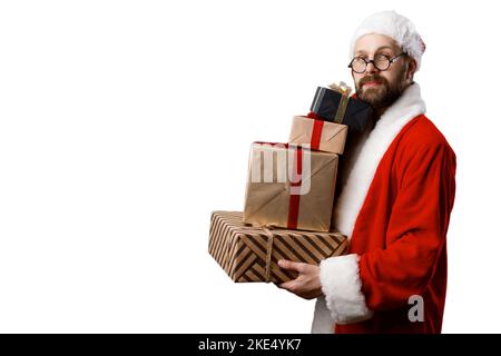 Weihnachtsmann im Studio hält Geschenke Stockfoto
