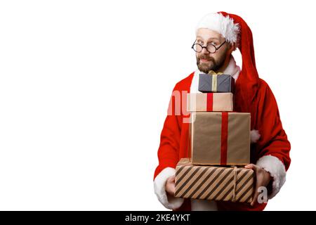Weihnachtsmann im Studio hält Geschenke Stockfoto