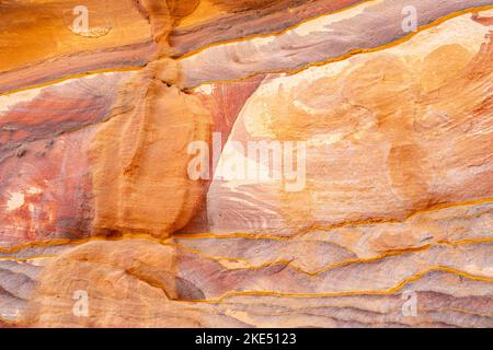 Coloresd Felsen auf dem Weg zum Kloster in Petra Jordan Stockfoto