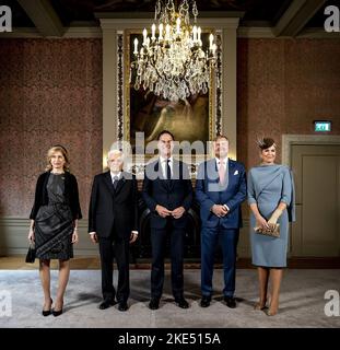 2022-11-10 13:36:05 DEN HAAG - (VLNR) Laura Mattarella, italienischer Präsident Sergio Mattarella, Premierminister Mark Rutte, König Willem-Alexander und Königin Maxima posieren im Statenzaal vor einem Regierungsessen am Binnenhof, während des Staatsbesuchs. Der italienische Präsident Sergio Mattarella besucht die Niederlande drei Tage lang. ANP REMKO DE WAAL niederlande Out - belgien Out Stockfoto