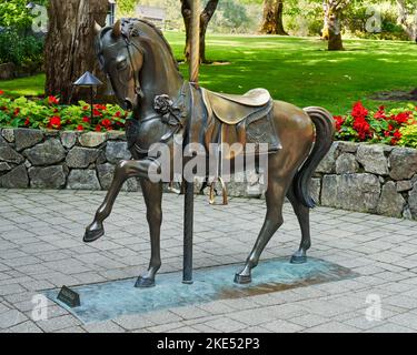 Annabelle, ein bronzegegossenes Karussellpferd, befindet sich vor dem Karussell im weltberühmten Butchart Garden. Stockfoto