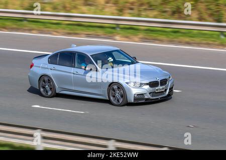 SERIE 2013 3 118D SPORT PLUS EDITION. BMW 320D M Sport Auto auf der Autobahn UJK M6 Stockfoto