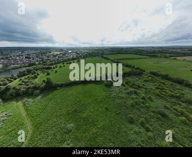 Eine Luftaufnahme der Stadt und des Flusses Mersey in Warrington, Keshire, Vereinigtes Königreich Stockfoto