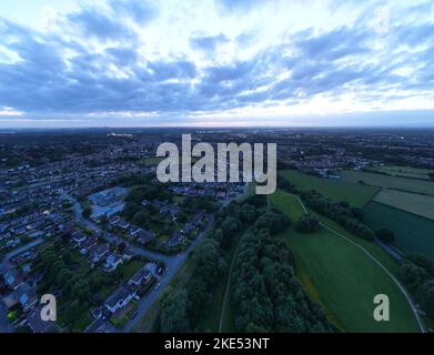 Eine Luftaufnahme der Stadt mit einem bewölkten Himmel im Hintergrund, Warrington, Khenshire, Großbritannien Stockfoto